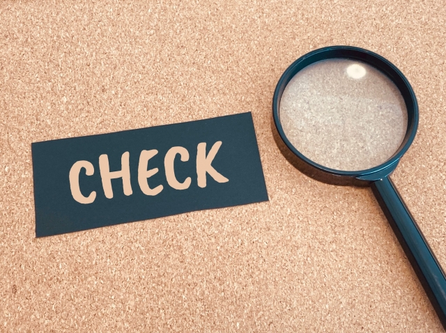 CHECKという文字と虫眼鏡