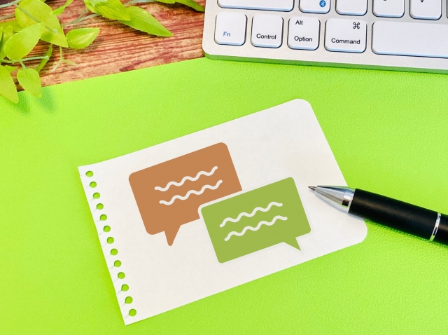 吹き出しが書かれたメモ