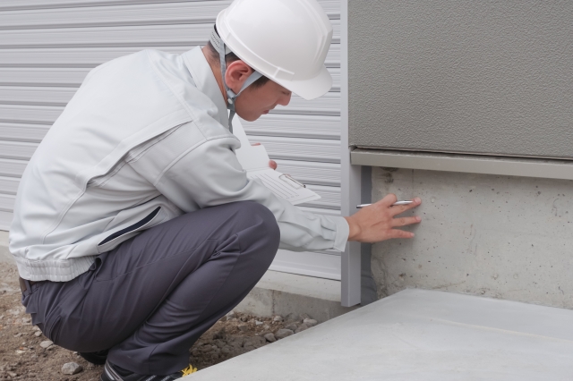 住まいを点検する男性