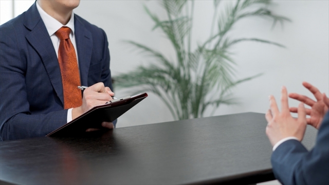 営業担当に相談する男性