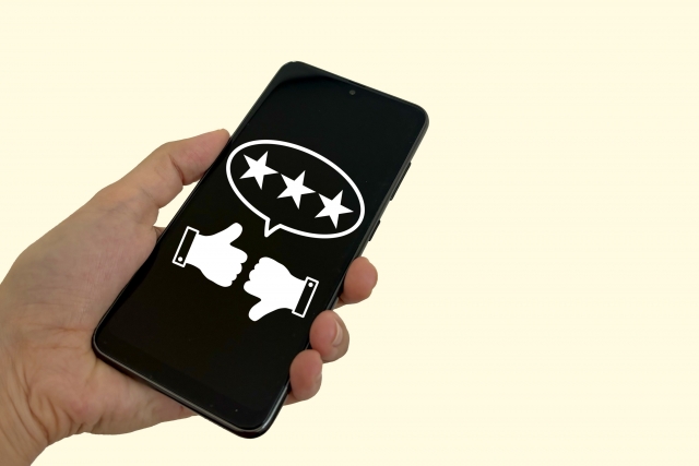 口コミが表示されたスマホ