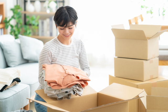 引っ越しの準備をする女性