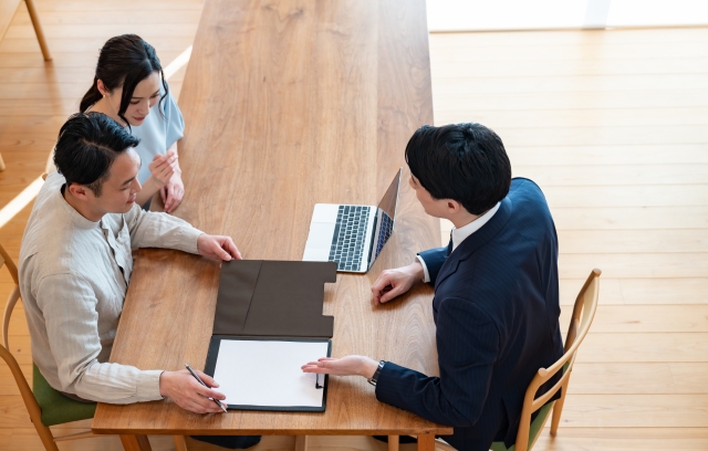 営業担当に相談する夫婦