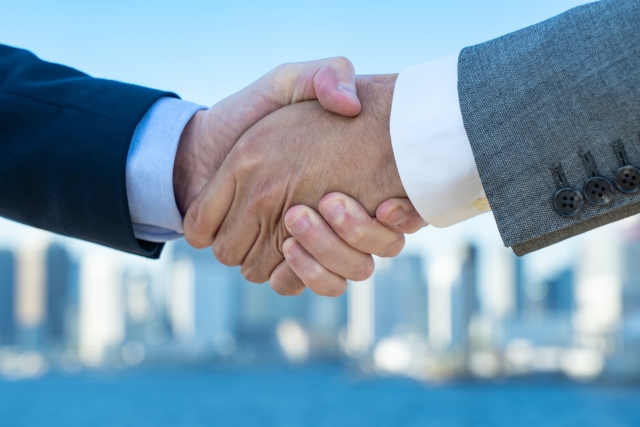 握手する二人の男性