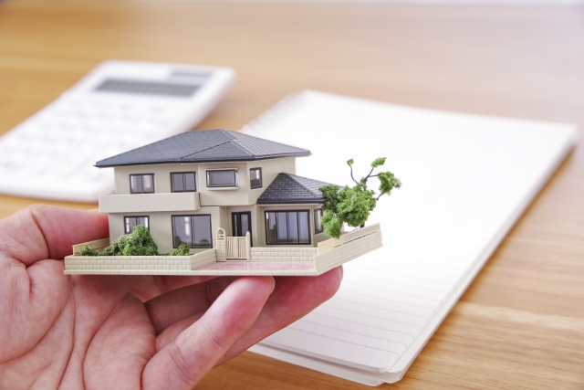 家の模型とノートと計算機