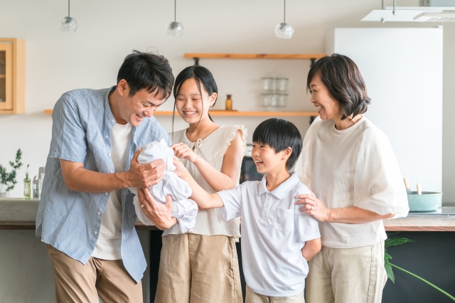 赤ちゃんを可愛がる家族