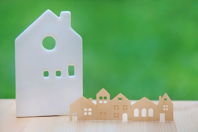 複数の家をかたどった板