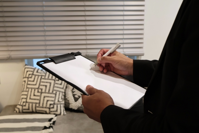 不動産査定をしているスタッフ