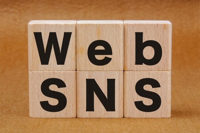 WebとSNSの文字が書かれ積み木