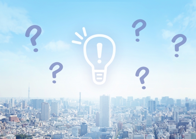 クエッションマークと都会の町並み