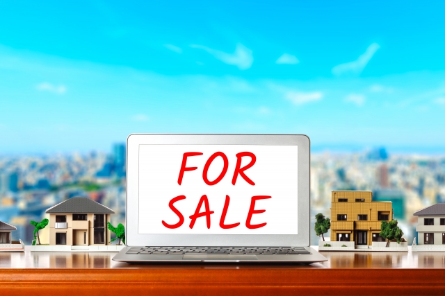 FOR SALEの文字列と家の模型