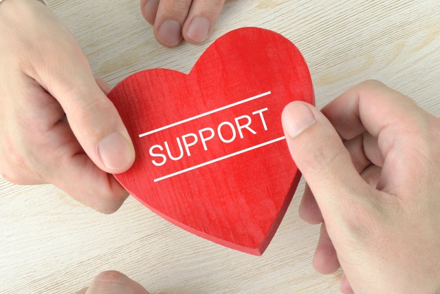 SUPPORTの文字が書かれたハートの木材