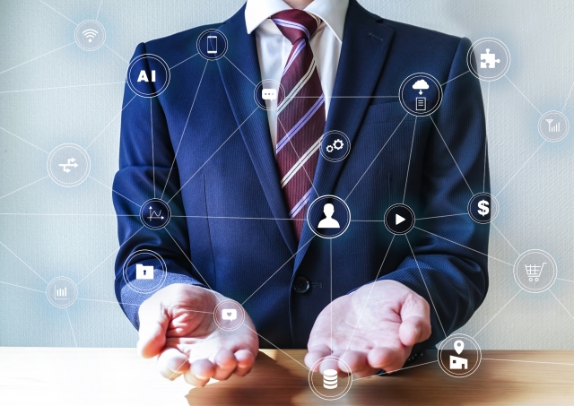 スーツ姿の男性とネットワークのイメージ