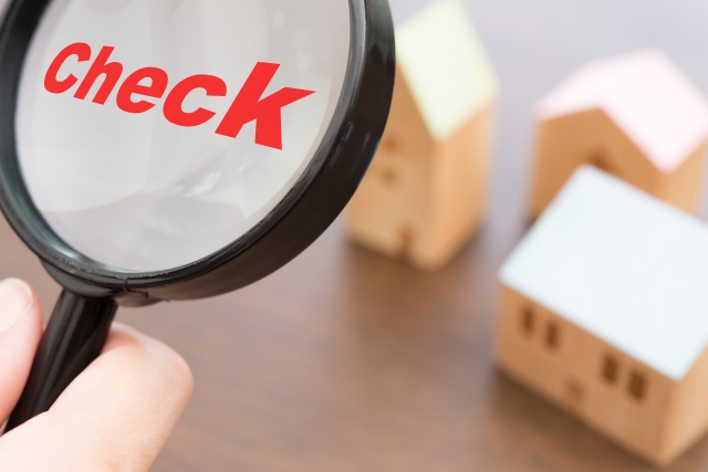 家の模型と虫眼鏡