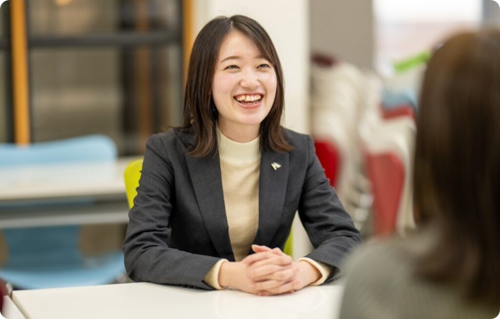顧客と話す女性コンサルタント